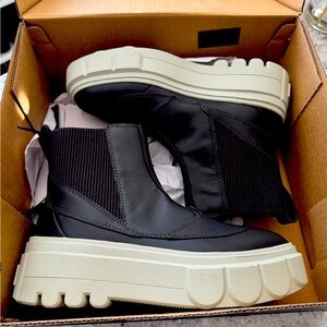 Sorel Caribou X Chelsea Boots Jet Black Color Size 7.5 NWT